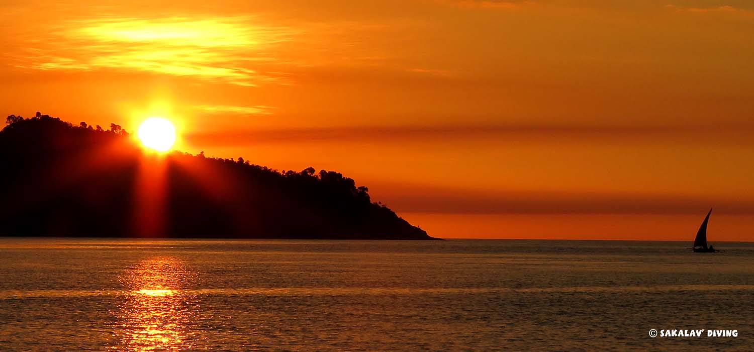 coucher de soleil sur les îles à Nosy Be